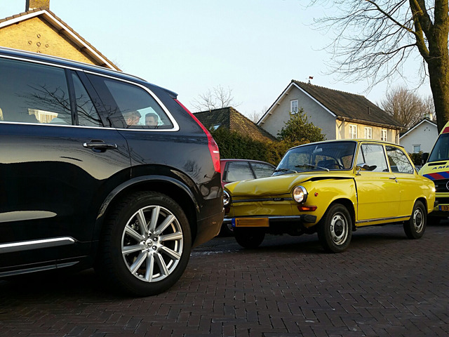 Klassieke DAF uit 1974 flink beschadigd na botsing aan de Kloosterweg Waalwijk