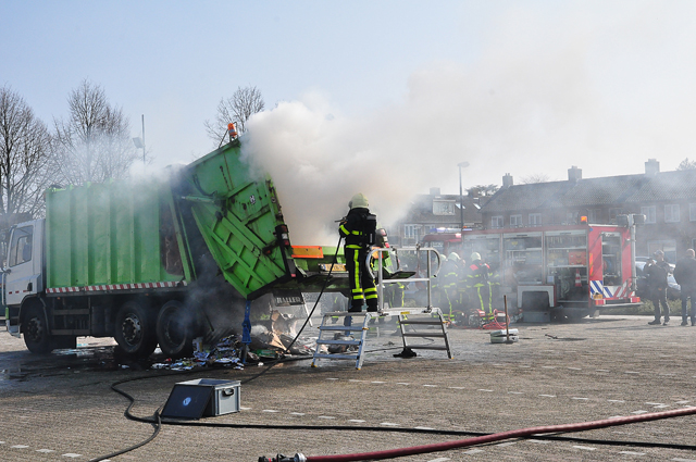 Vrachtwagen vol papier in brand in woonwijk aan de Eerste Zeine Waalwijk