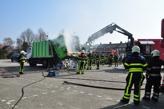 Vrachtwagen vol papier in brand in woonwijk aan de Eerste Zeine Waalwijk