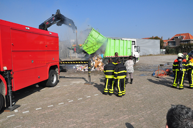 Vrachtwagen vol papier in brand in woonwijk aan de Eerste Zeine Waalwijk