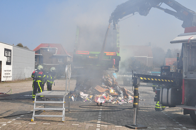 Vrachtwagen vol papier in brand in woonwijk aan de Eerste Zeine Waalwijk