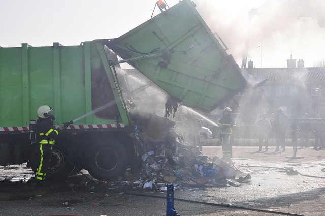 Vrachtwagen vol papier in brand in woonwijk aan de Eerste Zeine Waalwijk