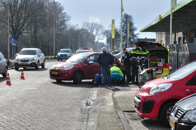 Overstekende fietsster gewond na botsing met auto aan de Reigerbosweg Waalwijk