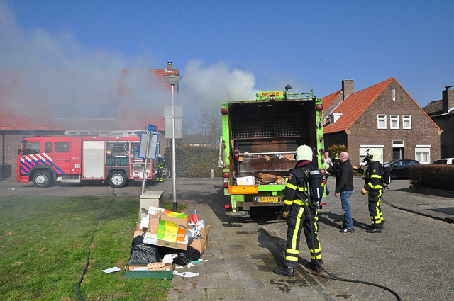 Vrachtwagen vol papier in brand in woonwijk aan de Eerste Zeine Waalwijk