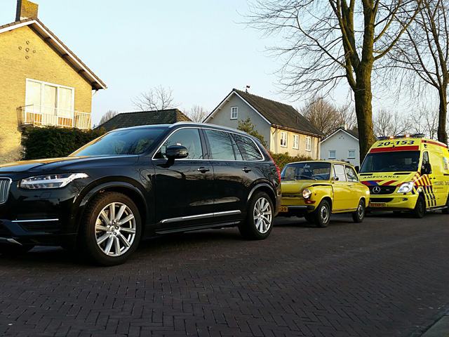 Klassieke DAF uit 1974 flink beschadigd na botsing aan de Kloosterweg Waalwijk