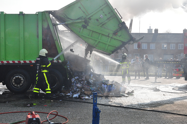 Vrachtwagen vol papier in brand in woonwijk aan de Eerste Zeine Waalwijk