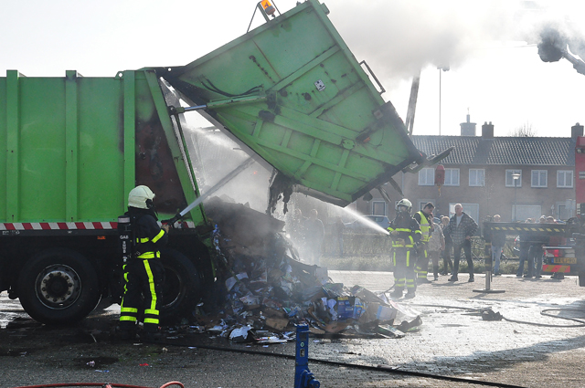 Vrachtwagen vol papier in brand in woonwijk aan de Eerste Zeine Waalwijk