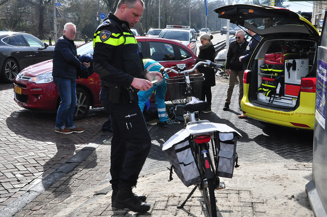Overstekende fietsster gewond na botsing met auto aan de Reigerbosweg Waalwijk