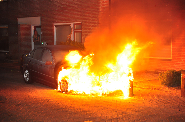 Auto gaat in vlammen op aan de Mede Waalwijk