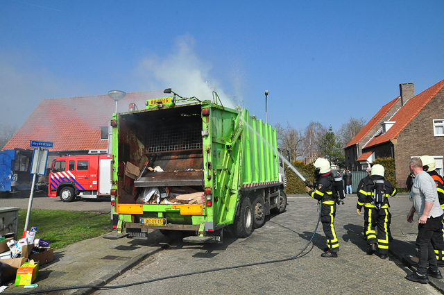 Vrachtwagen vol papier in brand in woonwijk aan de Eerste Zeine Waalwijk