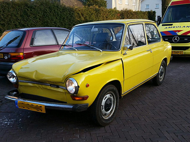 Klassieke DAF uit 1974 flink beschadigd na botsing aan de Kloosterweg Waalwijk