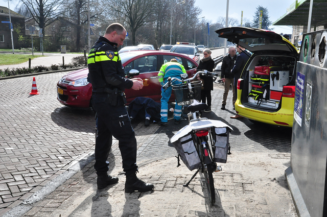 Overstekende fietsster gewond na botsing met auto aan de Reigerbosweg Waalwijk