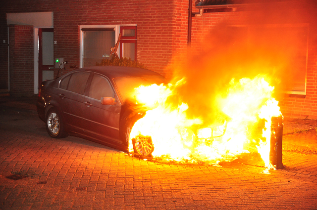 Auto gaat in vlammen op aan de Mede Waalwijk