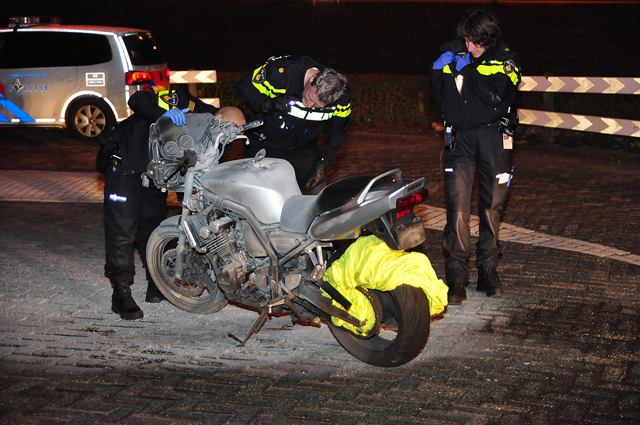 Vermoedelijk gestolen motor in brand gestoken aan de Prof. Van der Waalsweg Waalwijk