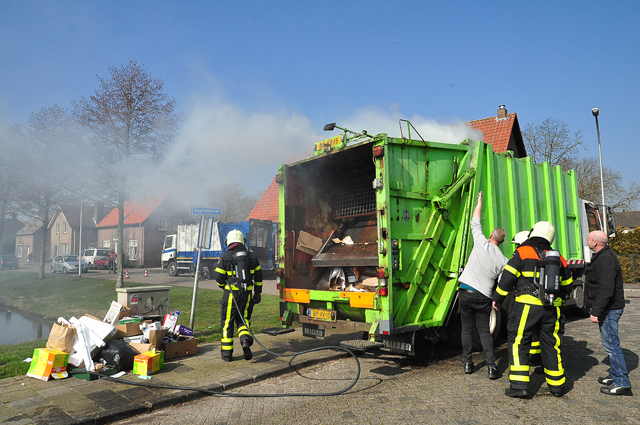 Vrachtwagen vol papier in brand in woonwijk aan de Eerste Zeine Waalwijk