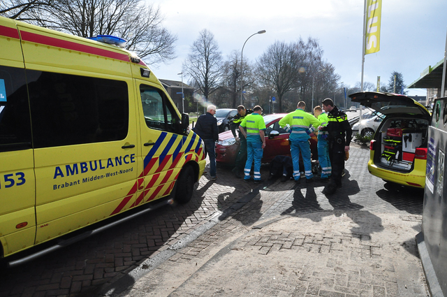 Overstekende fietsster gewond na botsing met auto aan de Reigerbosweg Waalwijk