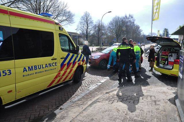 Overstekende fietsster gewond na botsing met auto aan de Reigerbosweg Waalwijk