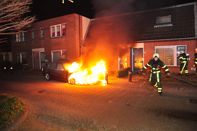 Auto gaat in vlammen op aan de Mede Waalwijk