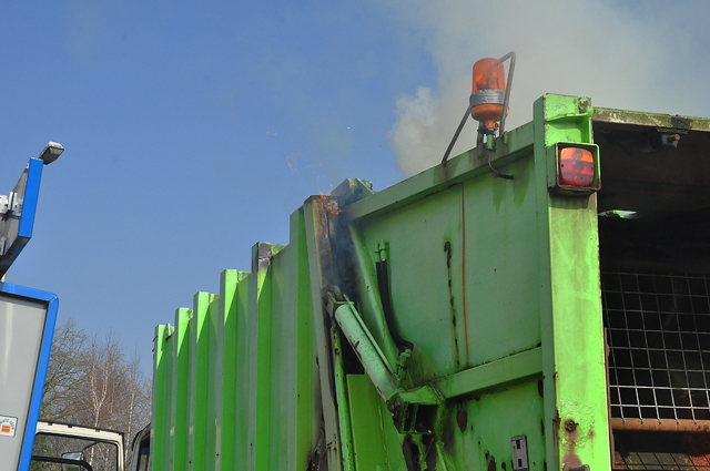 Vrachtwagen vol papier in brand in woonwijk aan de Eerste Zeine Waalwijk