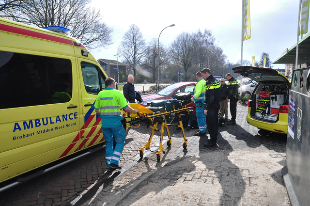 Overstekende fietsster gewond na botsing met auto aan de Reigerbosweg Waalwijk