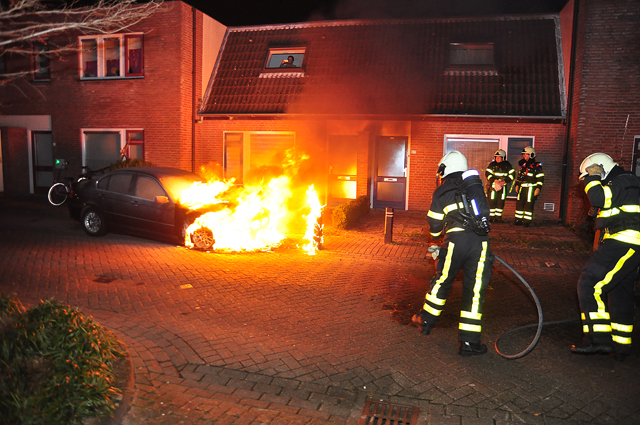 Auto gaat in vlammen op aan de Mede Waalwijk
