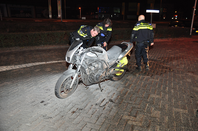 Vermoedelijk gestolen motor in brand gestoken aan de Prof. Van der Waalsweg Waalwijk