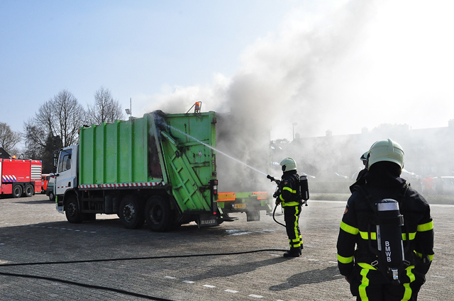 Vrachtwagen vol papier in brand in woonwijk aan de Eerste Zeine Waalwijk