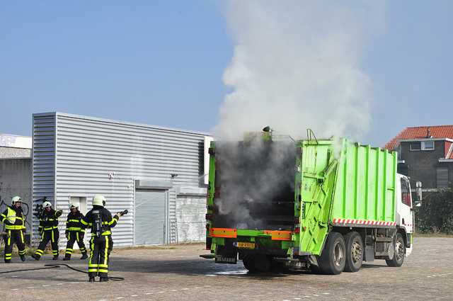 Vrachtwagen vol papier in brand in woonwijk aan de Eerste Zeine Waalwijk