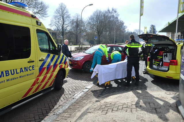 Overstekende fietsster gewond na botsing met auto aan de Reigerbosweg Waalwijk