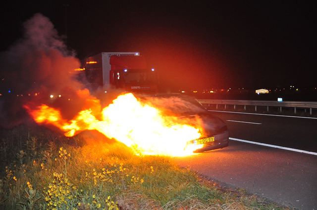 Felle autobrand op vluchtstrook A59 Waalwijk