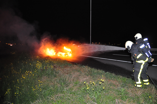 Felle autobrand op vluchtstrook A59 Waalwijk