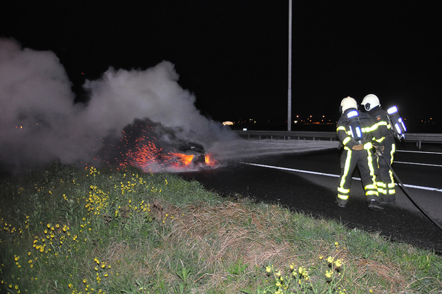 Felle autobrand op vluchtstrook A59 Waalwijk