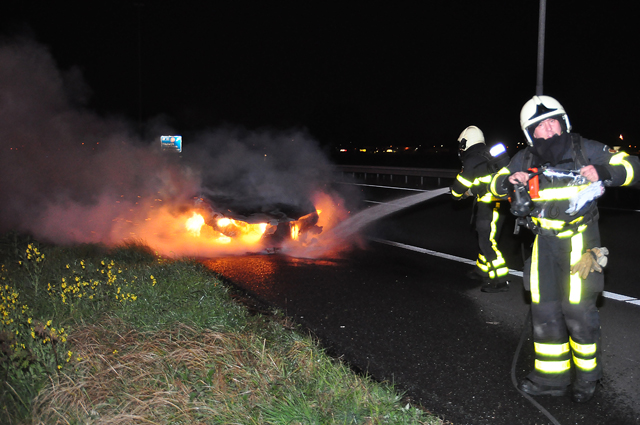 Felle autobrand op vluchtstrook A59 Waalwijk
