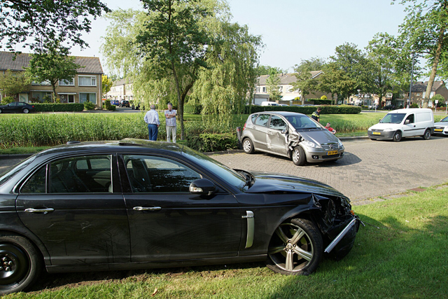 Bestuurder jaguar ramt geparkeerde auto in Waalwijk, bestuurder aangehouden