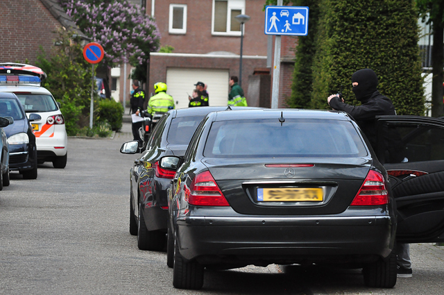UPDATE: Waalwijker met oefengranaat op zak aangehouden bij eigen woning aan De Amstel Waalwijk