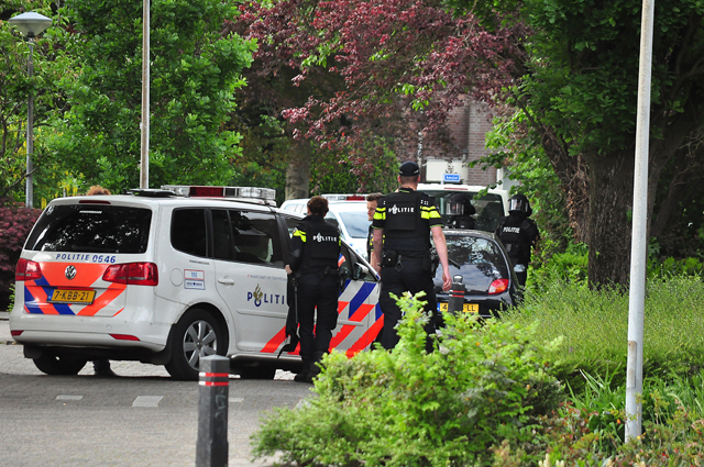 UPDATE: Waalwijker met oefengranaat op zak aangehouden bij eigen woning aan De Amstel Waalwijk