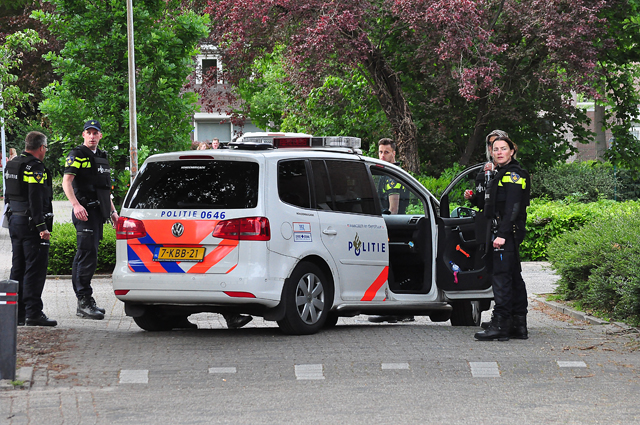 UPDATE: Waalwijker met oefengranaat op zak aangehouden bij eigen woning aan De Amstel Waalwijk