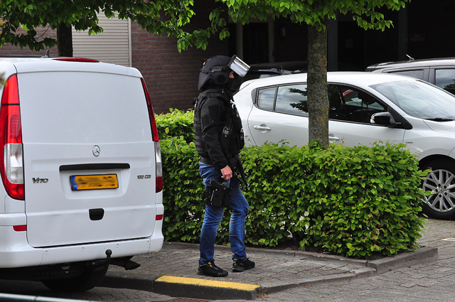 UPDATE: Waalwijker met oefengranaat op zak aangehouden bij eigen woning aan De Amstel Waalwijk