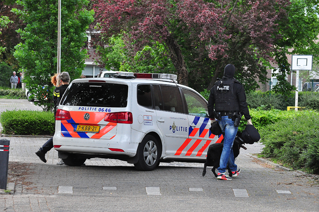 UPDATE: Waalwijker met oefengranaat op zak aangehouden bij eigen woning aan De Amstel Waalwijk