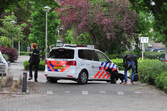 UPDATE: Waalwijker met oefengranaat op zak aangehouden bij eigen woning aan De Amstel Waalwijk