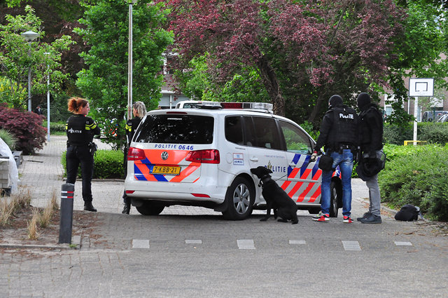 UPDATE: Waalwijker met oefengranaat op zak aangehouden bij eigen woning aan De Amstel Waalwijk