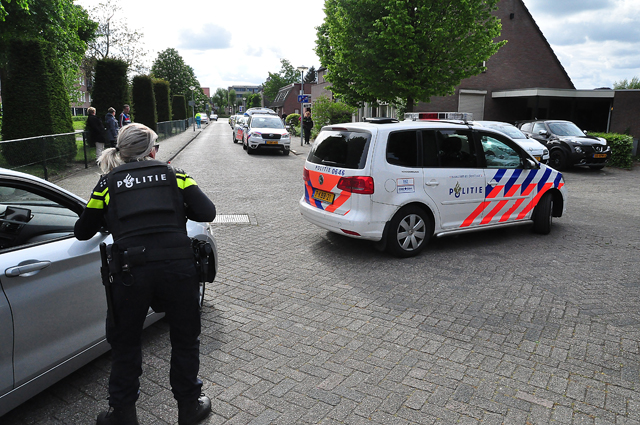 UPDATE: Waalwijker met oefengranaat op zak aangehouden bij eigen woning aan De Amstel Waalwijk