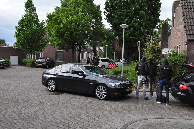 UPDATE: Waalwijker met oefengranaat op zak aangehouden bij eigen woning aan De Amstel Waalwijk