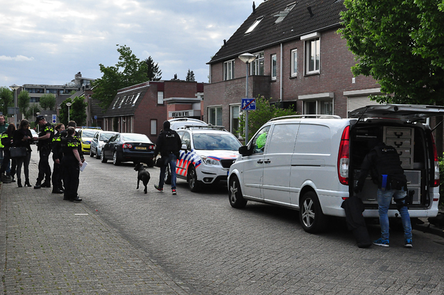 UPDATE: Waalwijker met oefengranaat op zak aangehouden bij eigen woning aan De Amstel Waalwijk