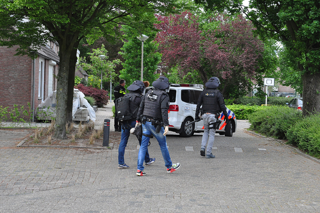 UPDATE: Waalwijker met oefengranaat op zak aangehouden bij eigen woning aan De Amstel Waalwijk