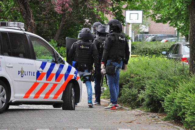 UPDATE: Waalwijker met oefengranaat op zak aangehouden bij eigen woning aan De Amstel Waalwijk