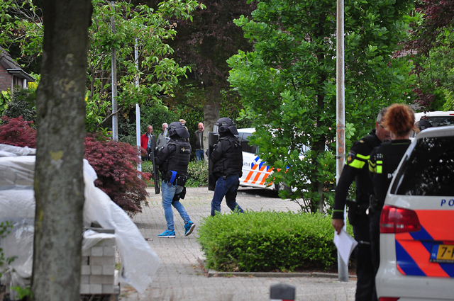 UPDATE: Waalwijker met oefengranaat op zak aangehouden bij eigen woning aan De Amstel Waalwijk