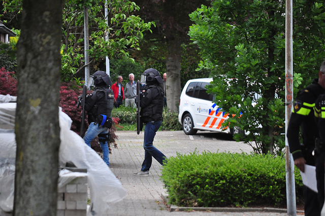 UPDATE: Waalwijker met oefengranaat op zak aangehouden bij eigen woning aan De Amstel Waalwijk