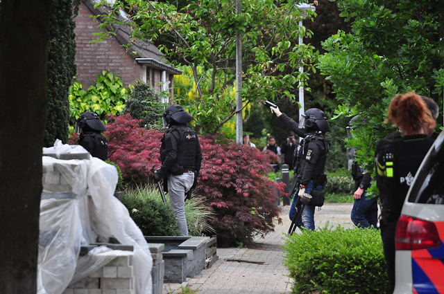 UPDATE: Waalwijker met oefengranaat op zak aangehouden bij eigen woning aan De Amstel Waalwijk