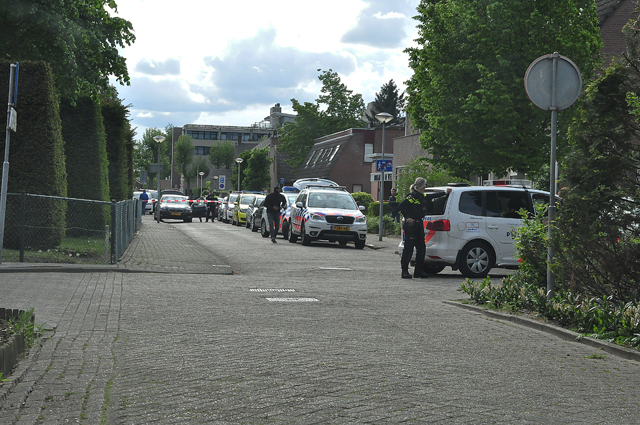 UPDATE: Waalwijker met oefengranaat op zak aangehouden bij eigen woning aan De Amstel Waalwijk